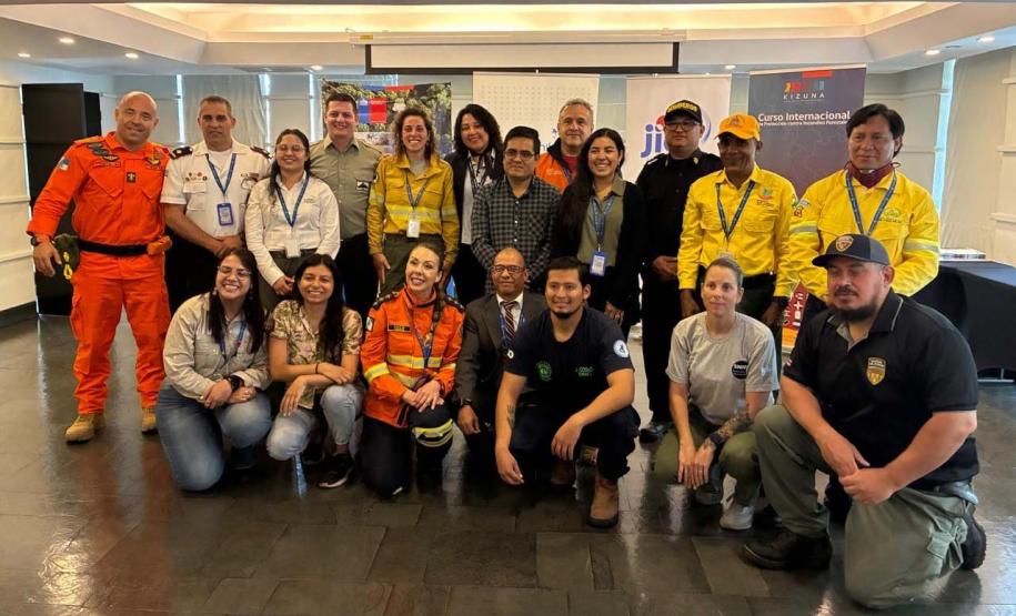 Bombeira conclui curso no Chile e projeta avanços na prevenção de incêndios florestais no Paraná