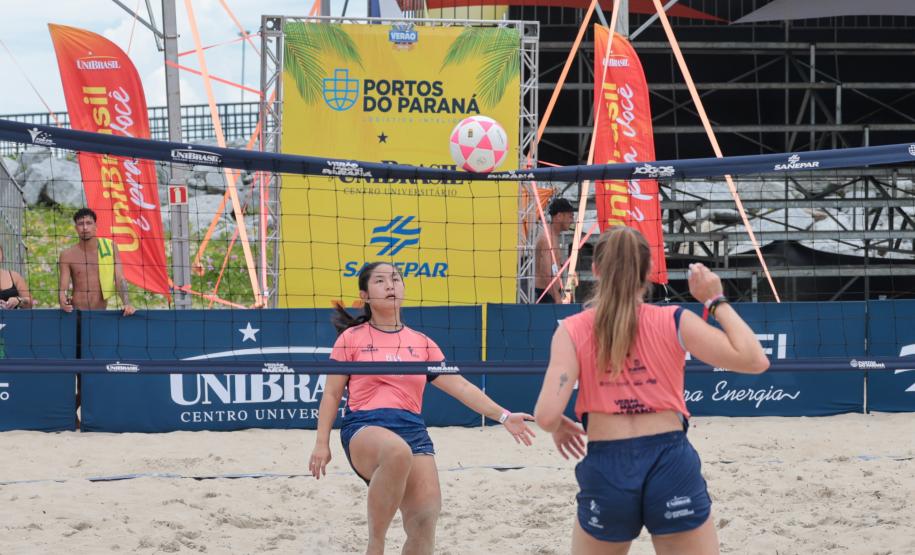 Torneio Elas por Elas leva protagonismo feminino ao futevôlei nas areias de Caiobá