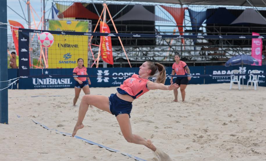 Torneio Elas por Elas leva protagonismo feminino ao futevôlei nas areias de Caiobá