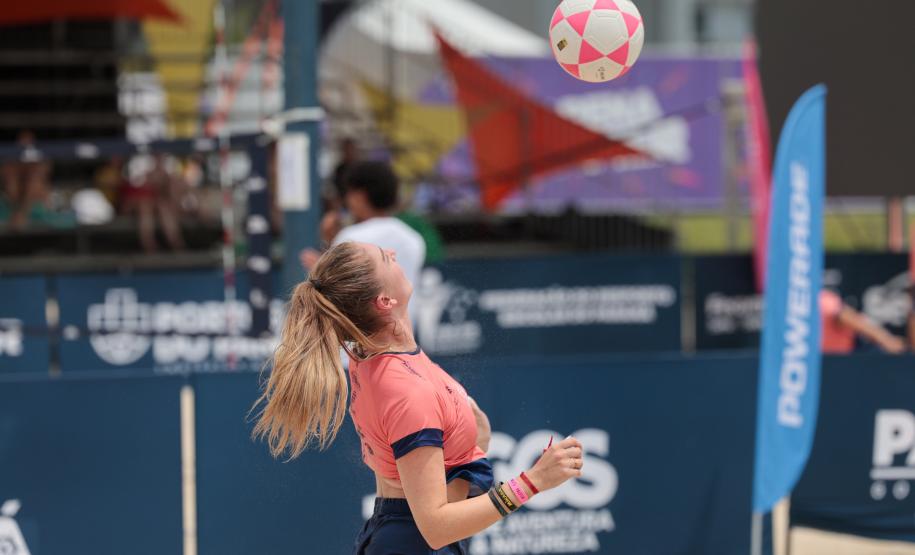 Torneio Elas por Elas leva protagonismo feminino ao futevôlei nas areias de Caiobá