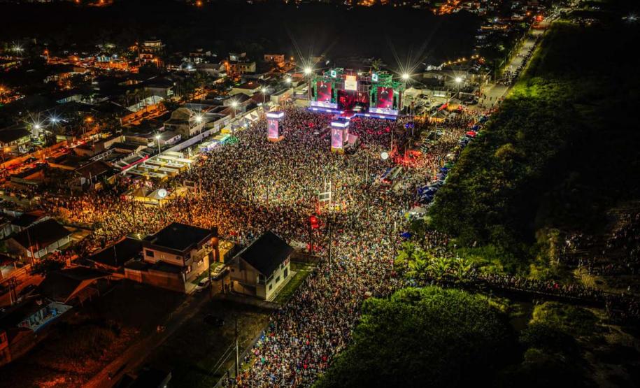 Roberta Miranda e Raça Negra transformam Pontal do Paraná em palco de grandes emoções