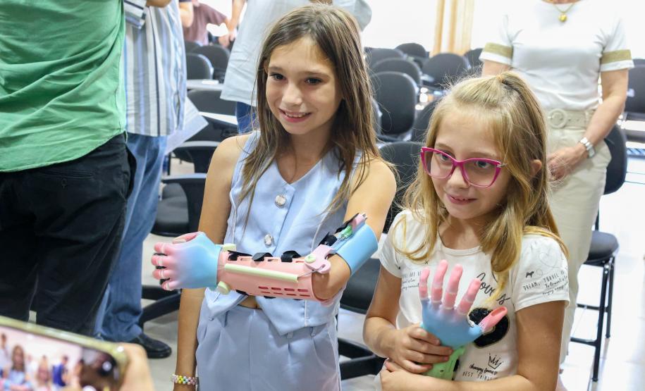 Menina conhece impressora 3D da Carreta da Inovação e recebe prótese de mão do Estado