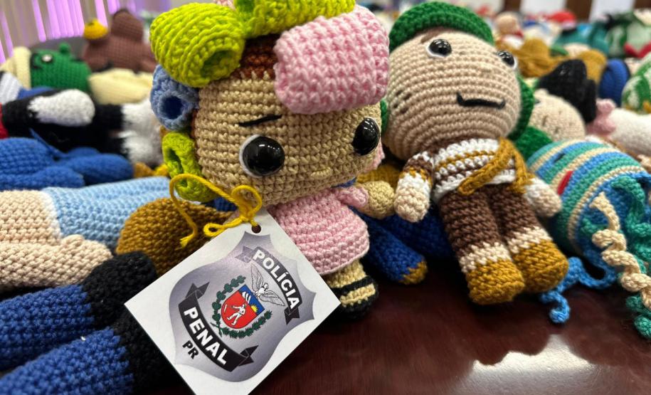 Mulher Segura: bonecos de crochê feitos por custodiados serão distribuídos nos parques