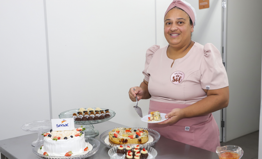 Solange da Silva Aveiro transformou a paixão pela cozinha em fonte de renda com apoio da Escola de Gastronomia Social Dom Bosco